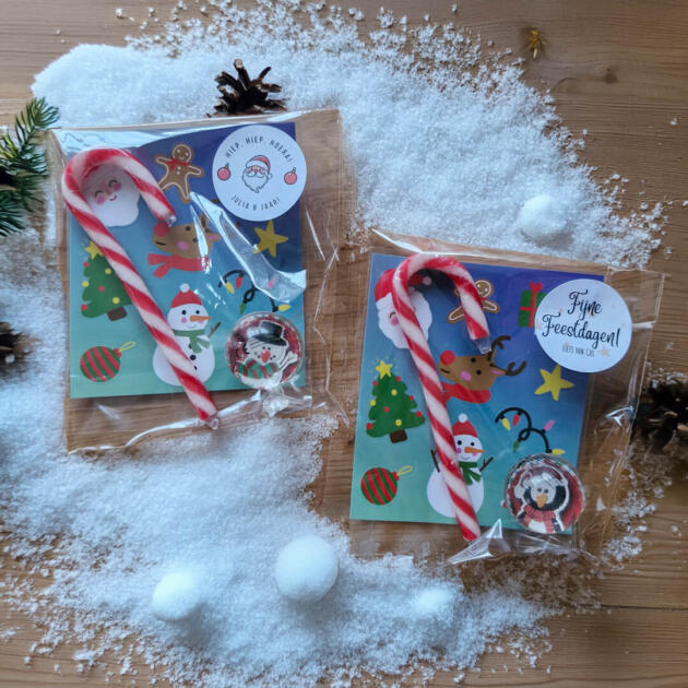 Kersttraktatie stickers en stuiterbal